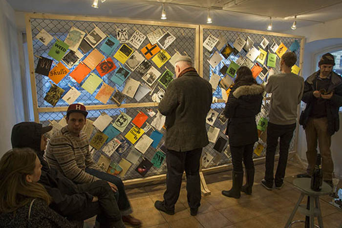 Grafik i V&auml;st &auml;r ett galleri f&ouml;r visning och f&ouml;rs&auml;ljning av grafik. H&auml;r p&aring; hemsidan kan du k&ouml;pa grafik direkt - en webbshop - ett webbgalleri.Grafik i V&auml;st &auml;r en ideell f&ouml;rening d&auml;r konstn&auml;rer som anv&auml;nder grafik som uttrycksmedel, kan organisera sig f&ouml;r att kunna visa & s&auml;lja sina verk och p&aring; olika s&auml;tt samarbeta, inb&ouml;rdes och med andra, f&ouml;r att st&auml;rka tryckkonstens och dess ut&ouml;vares situation och villkor.GiV startades utifr&aring;n ett behov av ett konstgrafiskt centrum i v&auml;stra Sverige som skulle kunna komplettera etablerade konstinstitutioner. Den ursprungliga gruppen p&aring; 50 lokala konstn&auml;rer har vuxit till dagens ca 280 nationellt och internationellt baserade medlemmar. Galleriet hyser idag en samling p&aring; ca 4500 grafiska blad d&auml;r publiken m&ouml;ter ett oerh&ouml;rt brett spektrum av konstn&auml;rliga uttryck. Tillsammans med v&aring;r administrat&ouml;r och galleriv&auml;rd organiserar vi v&auml;lbes&ouml;kta utst&auml;llningar p&aring; v&aring;rt galleri i centrala G&ouml;teborg och p&aring; andra platser i Sverige och utomlands. (Omformulerat) J&auml;mte utst&auml;llingarna p&aring;g&aring;r konstn&auml;rspresentationer, samarbeten i olika workshops, f&ouml;rel&auml;sningar, vi uppdaterar regelbundet en medlemskatalog och vi delar ut ett &aring;rligt stipendium till studenter inom konstgrafiken etc. Grafik i V&auml;st &auml;r ocks&aring; medlem i ENDEGRA: Europeiskt n&auml;tverk f&ouml;r utveckling och utbildning i konstgrafik. (www.endegra.org) Vi erh&aring;ller medfinansiering i form av ett Verksamhetsst&ouml;d fr&aring;n V&auml;stra G&ouml;talandsregionen.Grafik i V&auml;st deltar ocks&aring; aktivt i den politiska diskussion som r&ouml;r konst- och kulturpolitiken i v&aring;rt samtida (och framtida) samh&auml;lle. Vi ser det kulturarv som vi &auml;r del av genom konstgrafiken, inte som n&aring;got vi bevarar enbart f&ouml;r att det har funnits, utan som n&aring;got vi utvecklar genom att erk&auml;nna konstens spr&aring;klighet, dvs dess f&ouml;rm&aring;ga att gestalta m&auml;nskliga erfarenheter, och med &aring;sikts- yttrande- och tryckfrihet som sj&auml;lvklara referenser.H&Auml;R FINNS V&Aring;R INFORMATIONSFOLDER. pdf-format