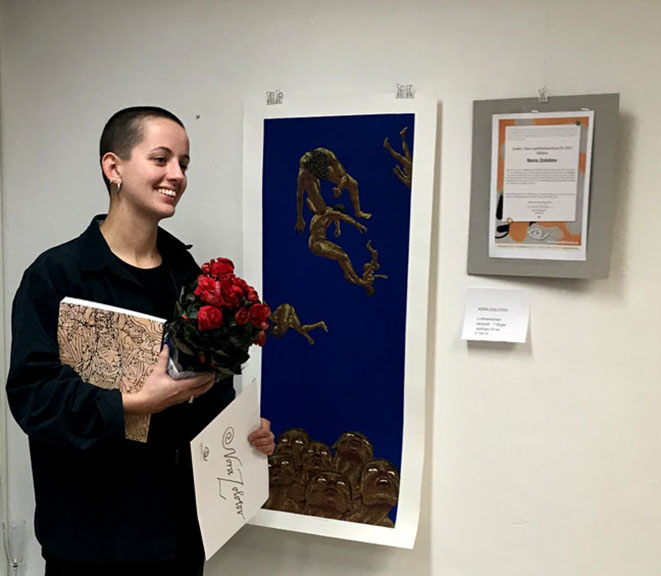 Grafik i V&auml;sts stipendium 2023 tilldelas NORA ZOLOTOVf&ouml;r hennes stora engagemang f&ouml;r grafiken som konstform och f&ouml;r hennes arbete medatt bygga upp en stenlitografisk verkstad p&aring; &Ouml;stra Grevie Folkh&ouml;gskola. I sitt egetkonstn&auml;rliga uttryck arbetar Nora grafiskt med teman som rotl&ouml;shet och identitet.Grafiken blir en plats f&ouml;r henne att b&aring;de knyta an till sin egen familjehistoria och&aring;terskapa tradition och samarbeten med andra grafiker samtidigt som hon f&ouml;rnyargrafikens uttryck.Stipendiesumman &auml;r i &aring;r 5.000 kronor. I stipendiet ing&aring;r &auml;ven ett &aring;rs medlemskap ochen utst&auml;llning p&aring; Grafik i V&auml;st under h&ouml;sts&auml;songen 2024.Marjut B&ouml;rjessonOrdf&ouml;randeGrafik i V&auml;st