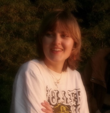 Grafik i V&auml;sts stipendium 2024 tilldelas Li Elveskog studerande p&aring; Lunnevads folkh&ouml;gskola konstlinje tilldelas Grafik i V&auml;st stipendium f&ouml;r  att hon vill utveckla och l&auml;ra sig mer i grafik, f&ouml;rdjupa sig i konstformen, testa nya saker och utforska sitt konstn&auml;rliga uttryck. Hennes bildv&auml;rld som handlar om kvinnlig v&auml;nskap, trygghet, minnen och historia visar mognad och intressant forskaranda.Stipendiesumman &auml;r i &aring;r 5.000 kronor. I stipendiet ing&aring;r &auml;ven ett &aring;rs medlemskap ochen utst&auml;llning p&aring; Grafik i V&auml;st under h&ouml;sts&auml;songen 2025.Camia BoijeOrdf&ouml;randeGrafik i V&auml;st