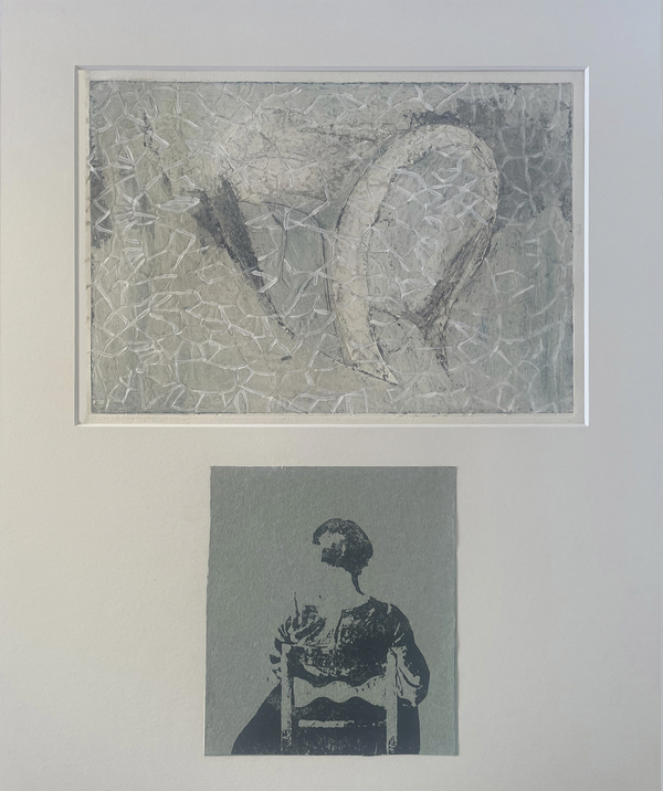 Sittande kvinna och huvudbonad